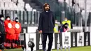 Pelatih Juventus, Andrea Pirlo, mengamati permainan anak asuhnya saat melawan Cagliari pada laga Liga Italia di Stadion Allianz, Turin, Minggu (22/11/2020). Juventus menang dengan skor 2-0. (Marco Alpozzi/LaPresse via AP)