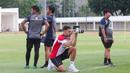 Jens Raven menjadi fotografer dadakan saat pemusatan latihan Timnas Indonesia U-20 di Stadion Madya, Jakarta Pusat, pada Rabu (15/1/2025) sore WIB. (Bola.com/M Iqbal Ichsan)