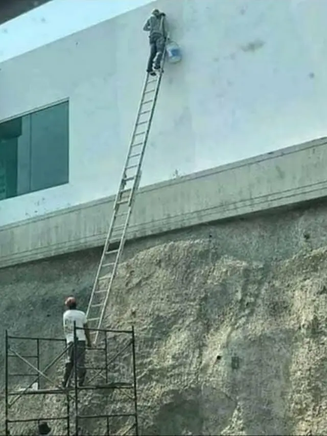 6 Aksi Kocak Kuli Bangunan Saling Bantu Ini Bikin Geleng Kepala