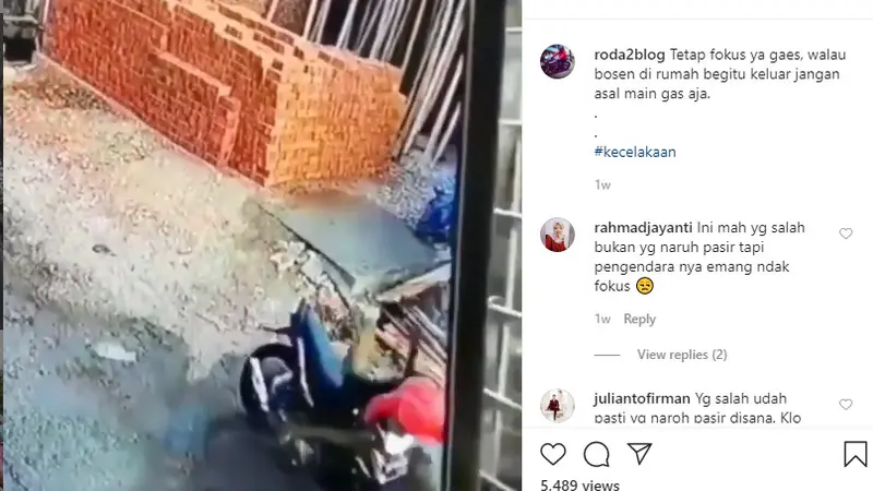 Dalam rekaman yang dibagikan akun Instagram @roda2blog, terlihat penyebab utama terjadinya kecelakaan ialah tumpukan pasir.