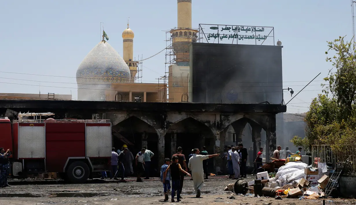 Kondisi kawasan makam Sayid Muhammad bin Ali al-Hadi di Balad usai terkena serangan bom bunuh diri, Baghdad, Irak (8/7). Diduga yang melakukan serangan adalah kelompok ISIS. (REUTERS / Thaier Al-Sudani)