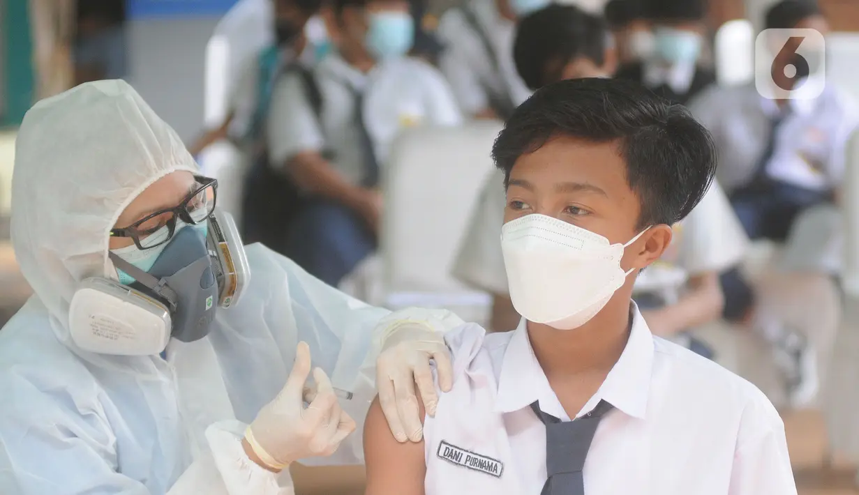 Paramedis memberikan suntikan vaksinasi kepada murid SMP di SMPN 11, Serpong, Tangerang Selatan, Rabu (14/072021). Dinas Kesehatan Tangerang Selatan menggelar vaksinasi COVID-19 perdana, Rabu (14/7/2021) dengan  menargetkan 1.000 pelajar. (merdeka.com/Arie Basuki)