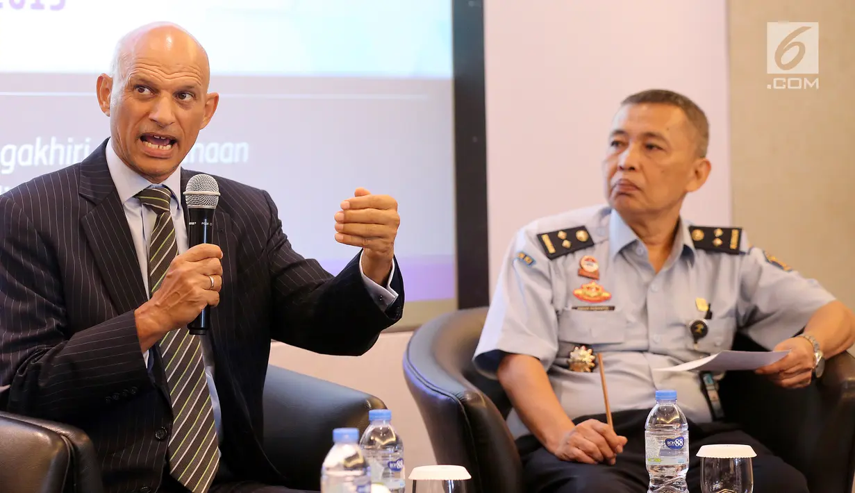 Senior Director BSA Tarun Sawney (kiri) memberi keterangan pers pada peluncuran kampanye Legalize and Protect di Jakarta, (18/3). Hasil kampanye ini dapat mendorong ribuan perusahaan untuk melegalkan berbagai asetnya. (Liputan6.com/Fery Pradolo)