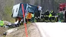 Suasana evakuasi sebuah bus rombongan anak-anak yang mengalami kecelakaan di E45 wilayah Sveg dan Fagelsjo di Swedia (2/4). Akibat insiden tersebut tiga orang tewas. (Photo Nisse Schmidt / TT / kod 40421)