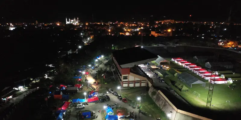 Begini Suasana Malam Tempat Pengungsian Gempa Mamuju