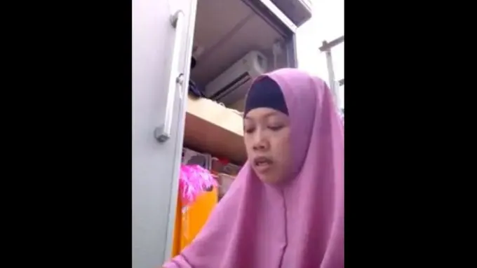 [Bintang] Heboh! Video Viral Wanita Berhijab Makan Daging Babi