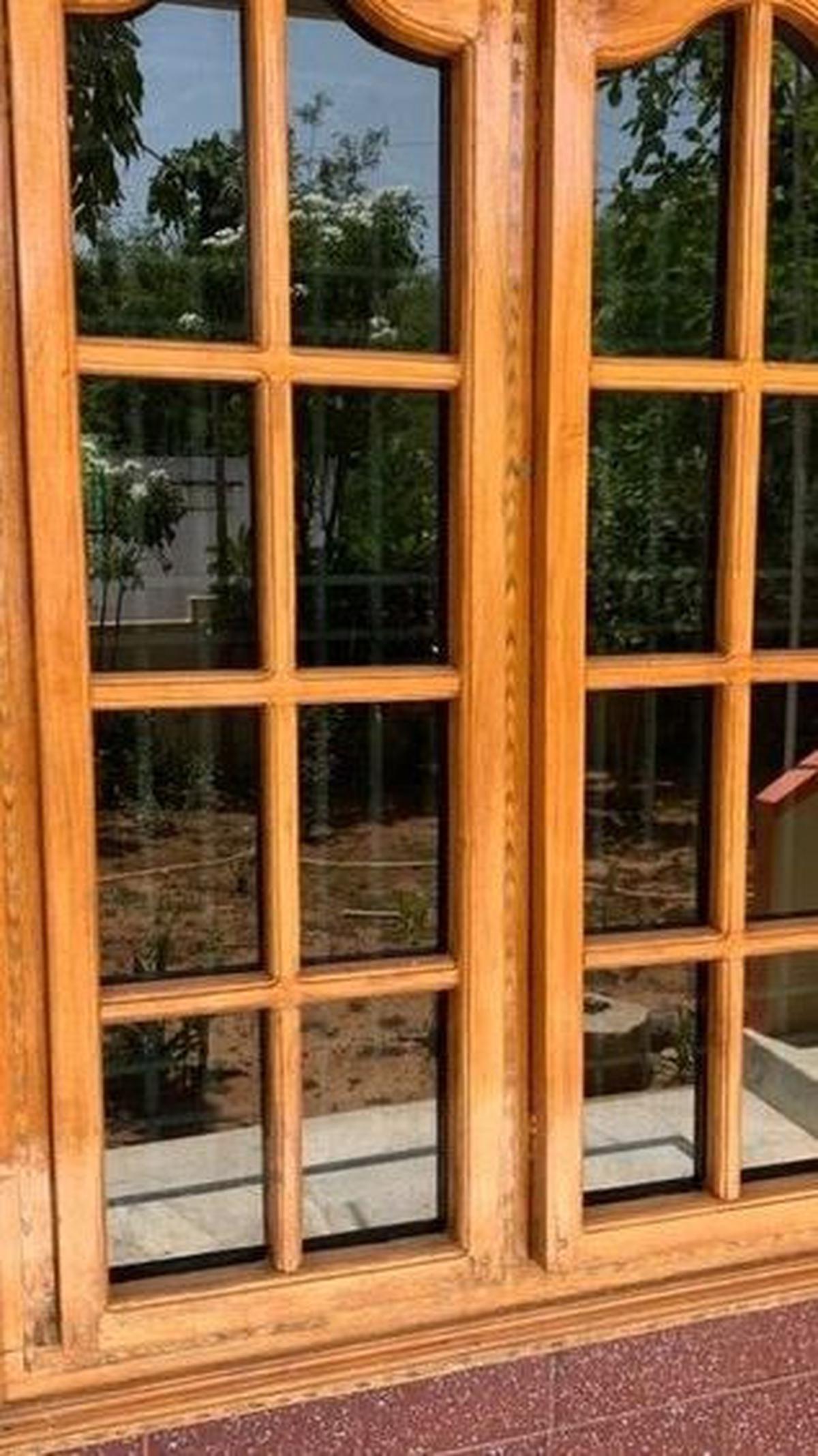 Desain Jendela Kayu Depan Rumah
