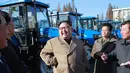 Foto yang dirilis kantor berita KCNA Pemimpin Korut, Kim Jong-un meninjau traktor buatan Kumsong Tractor Factory (15/11). Selain mengunjungi pabrik traktor, Kim Jong-un melakukan tur di bidang ekonomi beberapa pekan terakhir. (AFP Photo/Kcna Via Kns/Str)