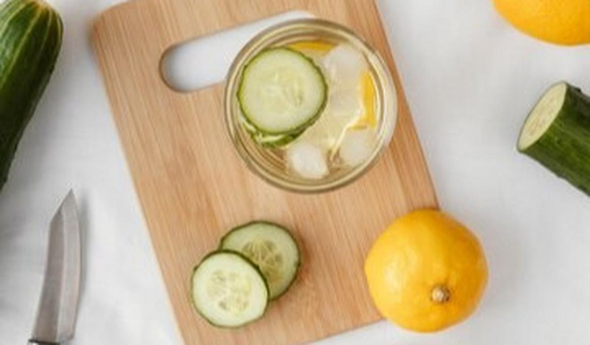 1.&nbsp;Campuran Lemon, Timun, dan Daun Mint