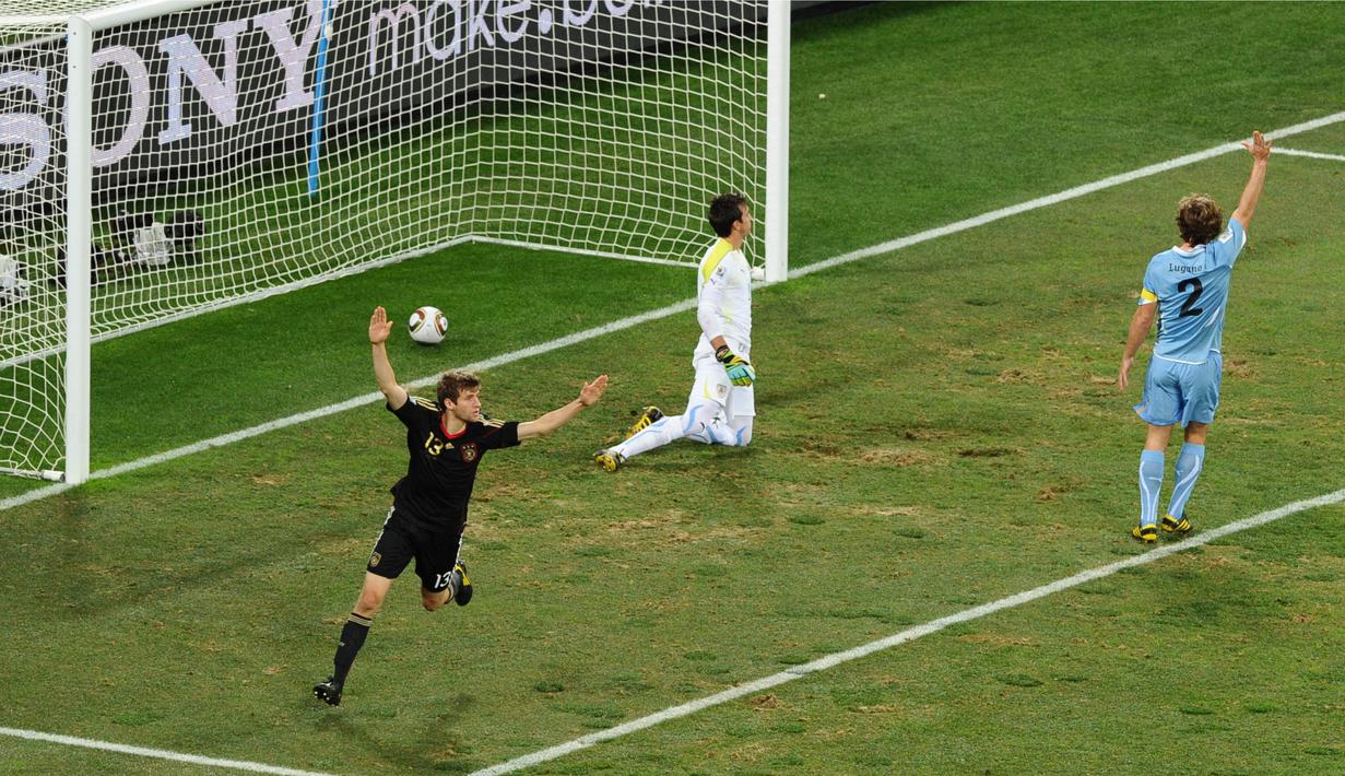 Thomas Muller berhasil mencetak gol ke gawang Uruguay dalam pertandingan perebutan tempat ketiga di Piala Dunia 2010. Muller akhirnya terpilih sebagai pemenang Golden Boot di Piala Dunia 2010 usai mencetak lima gol dan tiga assist. (AFP/Carl De Souza)