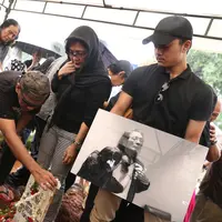 Prastiwi Puspitasari, istri dari mendiang Yockie yang bercerita mengenai sosok suami tercinta semasa hidupnya. Menurutnya, saat di rumah Yockie adalah sosok yang keras namun berhati lembut. (Nurwahyunan/Bintang.com)