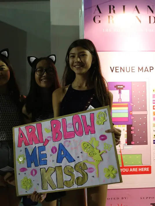 Tak sedikit pula yang mengenakan kaos bergambar Ariana Grande dengan berbagai pose atau sekedar membawa sepanduk bertuliskan pesan untuk Ariana. (Galih W.Satria/Bintang.com)