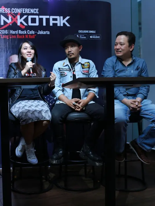 "Ya ini kebetulan aja. Liriknya, tentang sinergi dan energi dan persahabatan dalam band. Adapun misinya adalah kita ingin mengembalikan musik yang sudah lama tidak terdengar," ucap Cella. (Adrian Putra/Bintang.com)