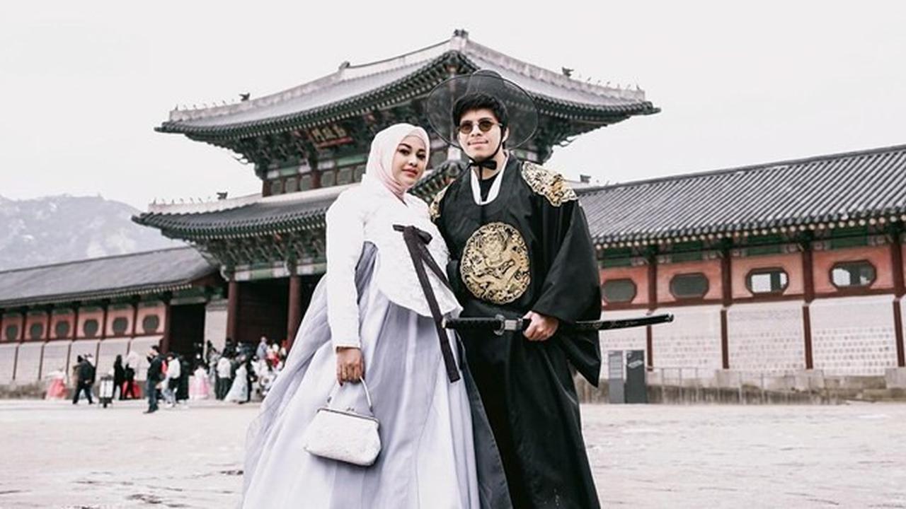 8 Potret Aurel Hermansyah dan Atta Halilintar Pakai Hanbok saat Liburan, Bak Drama Korea