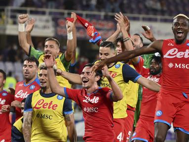 Pekan ketujuh Liga Italia diwarnai dengan keberhasilan tim-tim di 4 besar mendulang tiga poin. Napoli, AC Milan, Inter Milan dan AS Roma masing-masing sukses mengalahkan lawan-lawannya. Napoli masih kokoh memimpin klasemen sementara dengan raihan 21 poin. (LaPresse via AP/Alfredo Falcone)