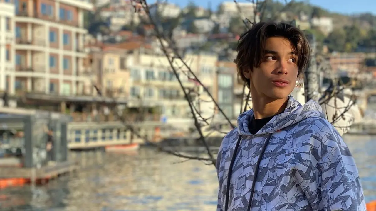 Potret Eddy Meijer, putra Maudy Koesnaedi liburan di Turki (Foto: Instagram eddy_mm)