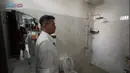 Kamar mandi di kamar Merry dengan nuansa putih ini tak hanya dilengkapi shower tapi juga pemanas air. [Youtube/Rans Entertainment]