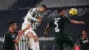 Penyerang Juventus, Cristiano Ronaldo mencetak gol keduanya ke gawang Crotone dalam lanjutan Liga Italia di Allianz Stadium, Selasa dinihari WIB (23/2/2021). Cristiano Ronaldo menyumbang dua gol pada laga ini, sedangkan satu gol lagi disumbang Weston McKennie. (Marco BERTORELLO/AFP)