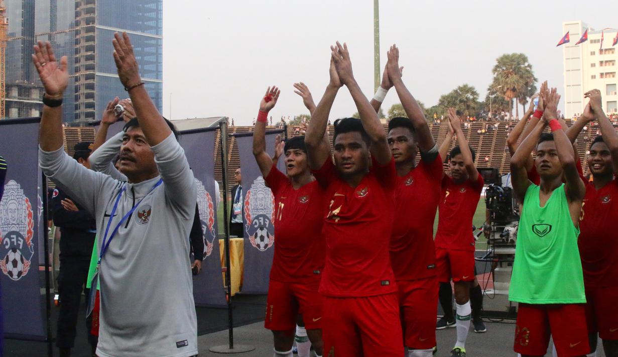 Para pemain Timnas Indonesia U-22 merayakan kemenangan atas Vietnam pada laga Piala AFF U-22 2019 di Olympic Stadium, Phnom Penh, Kamboja, Minggu (24/2/2019). Indonesia menang 1-0 atas Vietnam. (Bola.com/Zulfirdaus Harahap)