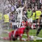 Karim Benzema dari Real Madrid merayakan setelah mencetak gol pembuka timnya selama pertandingan sepak bola La Liga Spanyol antara Real Madrid dan Rayo Vallecano di stadion Santiago Bernabeu di Madrid, Spanyol, Rabu, 24 Mei 2023. (AP Photo/Manu Fernandez)