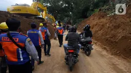 Kendaraan bermotor melintasi ruas jalan Cipanas - Cianjur yang sudah dibuka setelah terjadi longsor akibat gempa bumi di kawasan Cugenang, Cianjur, Jawa Barat, Selasa (22/11/2022). Ruas jalan Cipanas - Cianjur dibuka secara situasional karena di kawasan tersebut masih dilakukan proses evakuasi warga yang masih tertimbun longsor. (merdeka.com/Arie Basuki)