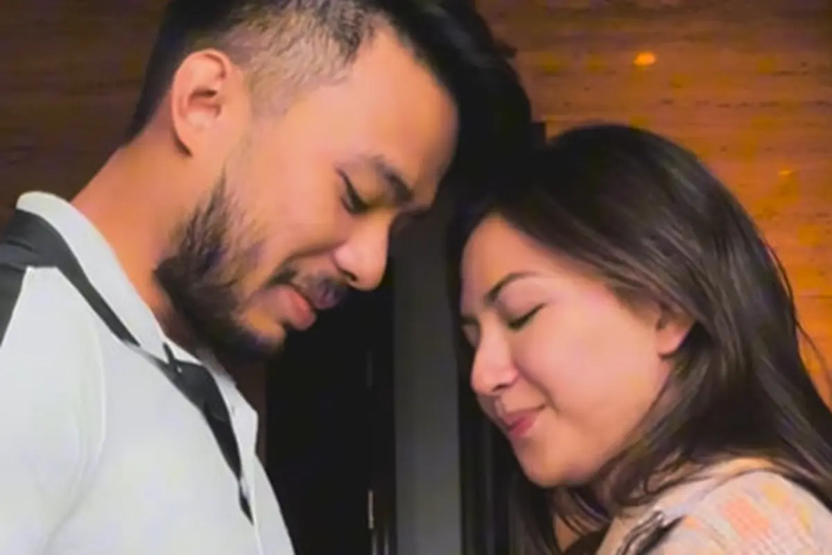 Momen Jessica Mila tunjukan kehamilan pada Yakup Hasibuan. (Foto: Instagram/jscmila)