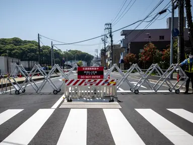 Seorang petugas polisi berjaga jelang Konferensi Tingkat Tinggi (KTT) G7 di pos pemeriksaan luar stasiun trem di Distrik Minami, Kota Hiroshima, Jepang, Rabu (17/5/2023). Jepang menjadi tuan rumah KTT G7 pada tanggal 19 hingga 21 Mei 2023. (Philip FONG/AFP)