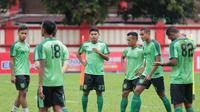 Pemain Persebaya, Osvaldo Haay (kiri) dan Irfan Jaya ikut berlatih bersama tim jelang laga Gojek Liga 1 bersama Bukalapak di Stadion PTIK, Jakarta, Senin (25/6/2018). Persebaya akan melawan Persija 26 Juni 2018. (Bola.com/Nick Hanoatubun)