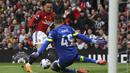 Gelandang Manchester United, Antony berusaha mencetak gol ke gawang Burnley yang dijaga Arijanet Muric pada laga pekan ke-35 Premier League 2023/2024 di Old Trafford Stadium, Manchester, Sabtu (27/4/2024). (AP Photo/Rui Vieira)