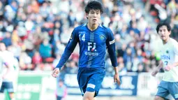 Takehiro Tomiyasu menjalani debutnya di tim senior Avispa Fukuoka pada tahun 2015 lalu dalam laga putaran ketiga Piala Kaisar melawan Machida Zelvia, 14 Oktober 2015 saat berusia 16 tahun 11 bulan. (J.LEAGUE)