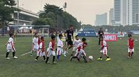 Gelandang Timnas Indonesia, Joey Pelupessy, meluangkan waktunya untuk melatih anak-anak dalam coaching clinic yang digelar offside Corp di Pancoran Soccer Field (PSF), Jakarta Selatan, pada Selasa (9/9/2025). (Bola.com/Muhammad Adi Yaksa).