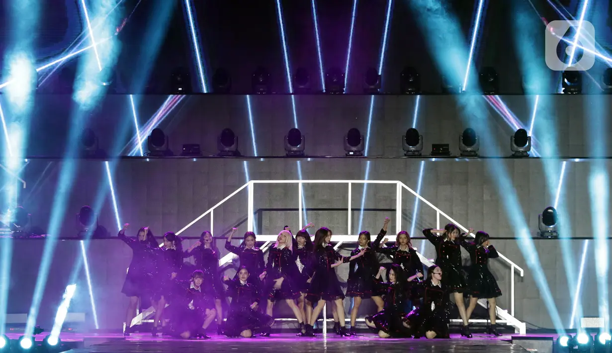 Kelompok penyanyi JKT48 saat tampil di panggung JISPHORIA yang digelar di Jakarta International Stadium (JIS), Sabtu (1/10/2022). JKT48 tampil enerjik membawakan sejumlah lagu untuk memuaskan dahaga penggemarnya. (Liputan6.com/Helmi Fithriansyah)