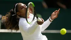 Petenis AS, Serena Williams mengembalikan bola ke arah petenis Jerman, Julia Gorges pada semifinal Wimbledon 2018 di London, Kamis (12/7). Mantan petenis nomor 1 dunia itu melaju ke semifinal usai mengalahkan Goerges 6-2, 6-4. (AP/Tim Ireland)