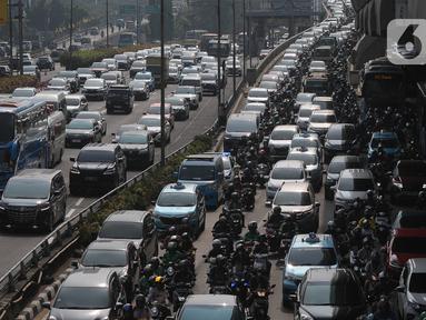 Kepadatan arus lalu lintas di jalan Gatot Subroto, Pancoran, Jakarta, Senin (13/11/2023). (merdeka.com/Imam Buhori)
