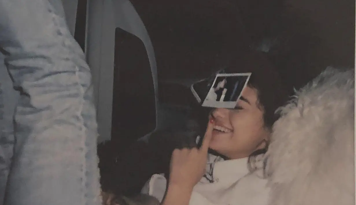 Dengan kamera polaroid, begini foto retro ala Selena Gomez dengan kamera polaroid. (instagram/selenagomez)