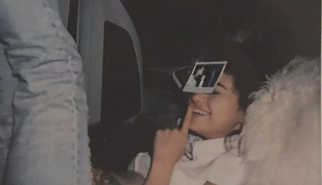 Dengan kamera polaroid, begini foto retro ala Selena Gomez dengan kamera polaroid. (instagram/selenagomez)