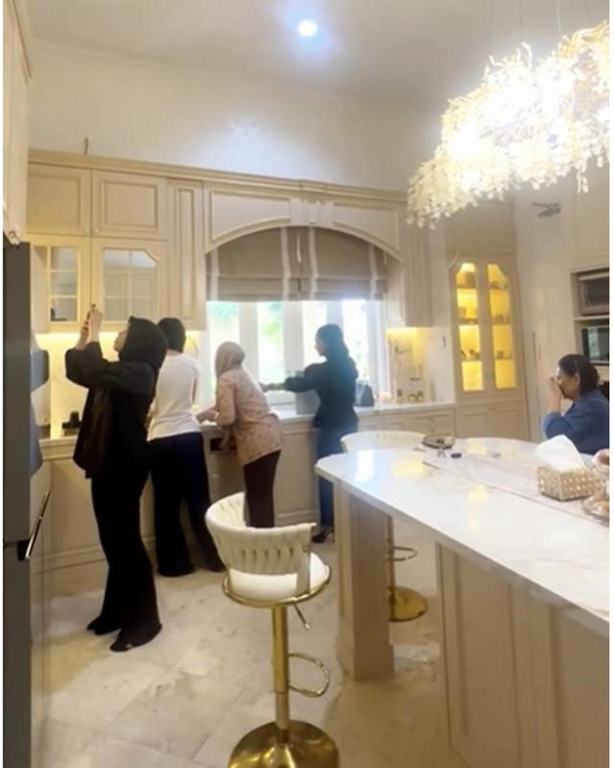 8 Potret Dapur Rumah Krisdayanti Usai Renovasi, Bergaya Klasik Modern