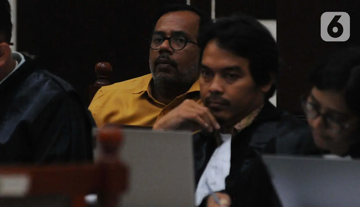 Perkara ini bermula dari unggahan akun Youtube milik Haris Azhar yang berjudul "Ada Lord Luhut di Balik Relasi Ekonomi-Ops Militer Intan Jaya!! Jenderal BIN juga Ada!". (merdeka.com/Imam Buhori)