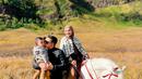 Yang ini bisa dijadikan inspirasi foto keluarga saat pelesir ke Bromo. Zaskia Sungkar menunggangi kuda putih. Sementara Irwansyah menggendong Ukkasya Muhammad Syahki. Latarnya adalah “karpet” cokelat karya Sang Khalik yang memanjang hingga menyelimuti bukit. Tiba di bukit, cokelat itu berubah warna menjadi hijau kekuningan. Duhai indahnya… (Foto: Dok. Instagram @zaskiasungkar15)