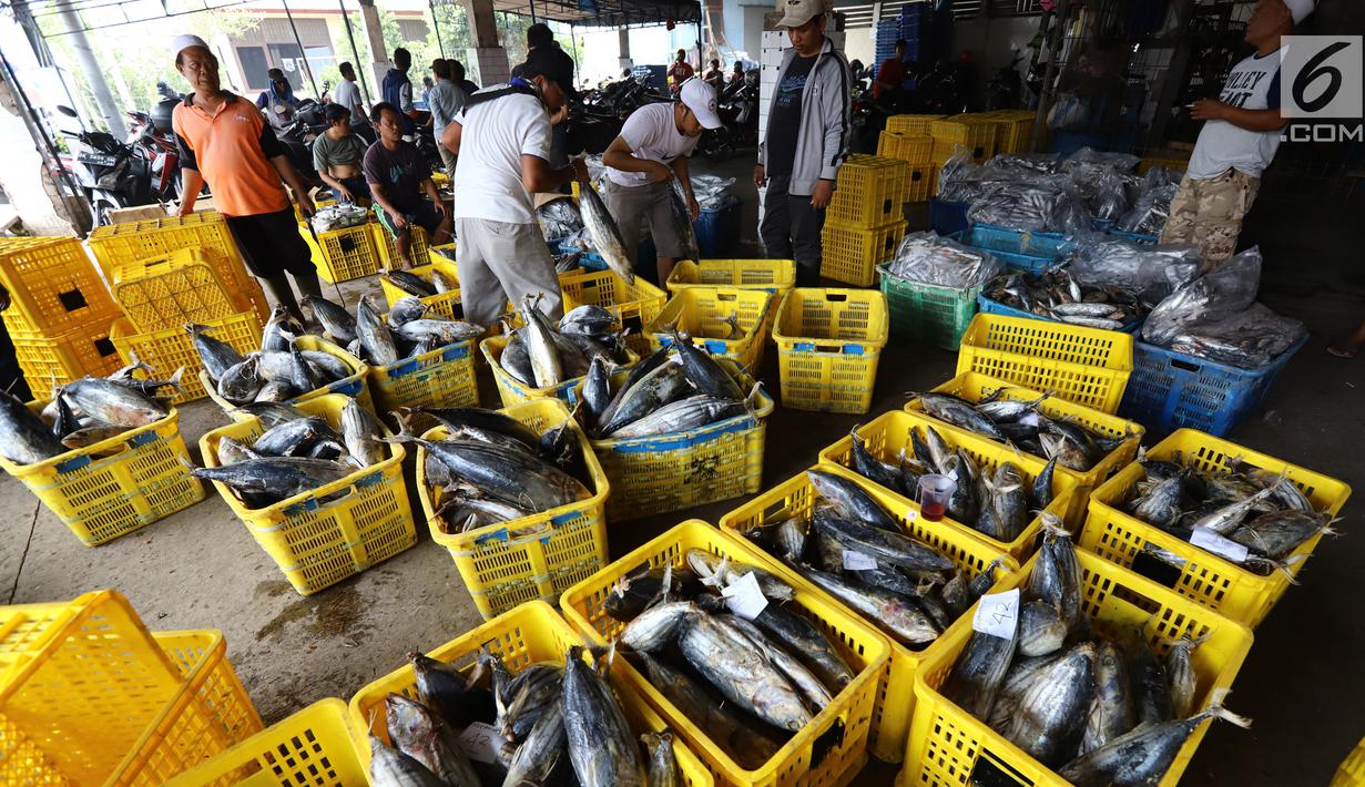 Nelayan memindahkan ikan laut hasil tangkapan di Pelabuhan Muara Angke, Jakarta, Kamis (26/10). Kementerian Kelautan dan Perikanan (KKP) menyatakan hasil ekspor perikanan Indonesia menunjukkan peningkatan. (Liputan6.com/Angga Yuniar)