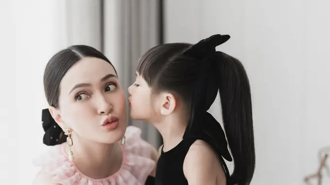 Gaya Kompak Ibu dan Anak, Shandy Aulia–Claire Herbowo Tampil Serasi di Berbagai Momen