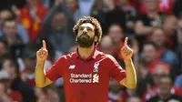 Penyerang Liverpool, Mohamed Salah, melakukan selebrasi usai mencetak gol ke gawang Brighton & Hove Albion di Stadion Anfield, Minggu (13/5/2018). Salah menjadi top scorer Premier League musim ini dengan raihan 32 gol. (AFP/Paul Ellis)