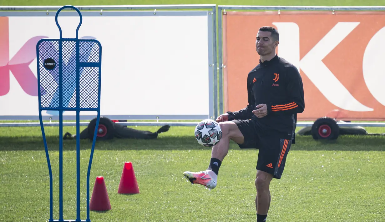 Penyerang Juventus, Cristiano Ronaldo menendang bola saat latihan di pusat pelatihan Juventus di Turin (8/3/2021).  Ronaldo dan rekan-rekannya wajib meraih kemenangan dengan selisih dua gol atau minimal dengan skor 1-0 demi lolos ke babak perempat final Liga Champions. (AFP/MARCO BERTORELLO)