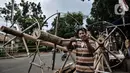 Seorang pedagang sedang merakit pohon pinang di kawasan Manggarai, Jakarta, Selasa (11/8/2020). Penjualan pohon pinang tahun ini menurun drastis dibandingkan tahun sebelumnya akibat pandemi Covid-19 yang menyebabkan larangan sejumlah perlombaan. (merdeka.com/Iqbal Nugroho)