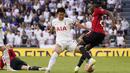 Pemain Tottenham Hotspur, Son Heung-min (tengah) berebut bola dengan pemain Manchester United, Aaron Wan-Bissaka pada laga pekan kedua Liga Inggris 2023/2024 di Tottenham Hotspur Stadium, London, Inggris, Minggu (20/08/2023) WIB. (AP Photo/Alberto Pezzali)