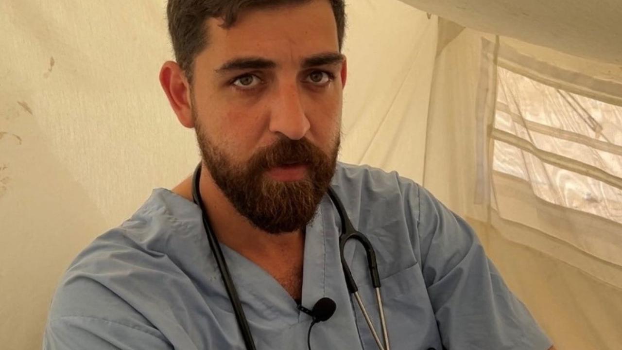 Seorang dokter spesialis anak, Rajaa Okasha membuka layanan kesehatan gratis di kamp pengungsian Rafah, Jalur Gaza, Palestina, pada 11 Februari 2024. Setiap hari, sejumlah orang tua mengantre panjang di depan tenda Rajaa Okasha untuk memeriksakan kesehata