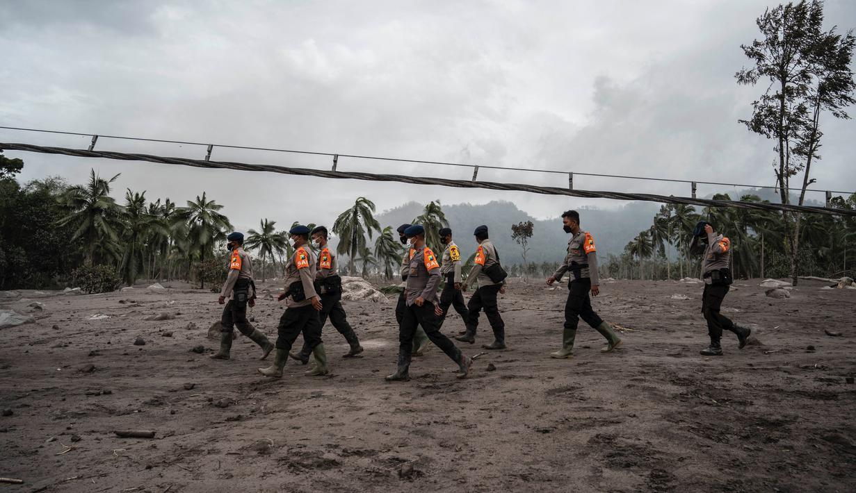 Tim SAR mencari korban menyusul letusan gunung berapi dari Gunung Semeru i desa Sumberwuluh, Lumajang, Jawa Timur, Senin (6/12/2021). Berdasarkan laporan Badan Nasional Penanggulangan Bencana (BNPB), jumlah korban meninggal sampai Minggu sore berjumlah 14 orang. (ADEK BERRY/AFP)