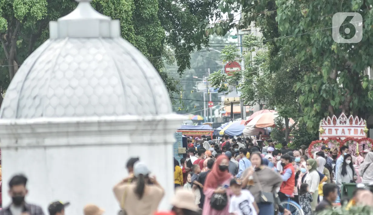 <p>Wisatawan saat memadati kawasan Kota Tua, Jakarta, Rabu (4/5/2022). Kawasan Kota Tua menjadi salah satu destinasi favorit warga baik dari dalam maupun luar Jakarta untuk mengisi waktu libur Lebaran bersama keluarga. (merdeka.com/Iqbal S Nugroho)</p>