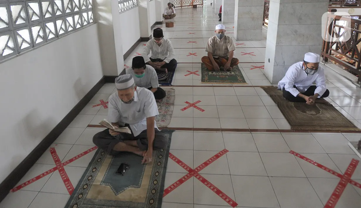 Warga melaksanakan salat Jumat berjemaah di Masjid Raya Cinere, Depok, Jumat (5/6/2020). Umat muslim di sejumlah wilayah Jabodetabek menunaikan salat Jumat perdana dengan menerapkan protokol pencegahan COVID-19 setelah dua bulan kegiatan ibadah di masjid ditiadakan. (merdeka.com/Arie Basuki)