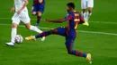 Penyerang Barcelona, Ansu Fati mencetak gol ke gawang Ferencvaros pada laga pertama Grup G Liga Champions 2020-2021 di Camp Nou, Rabu (21/10/2020) dini hari WIB. Main dengan 10 pemain, Barcelona mampu mencukur Ferencvaros 5-1. (AP Photo/Joan Monfort)